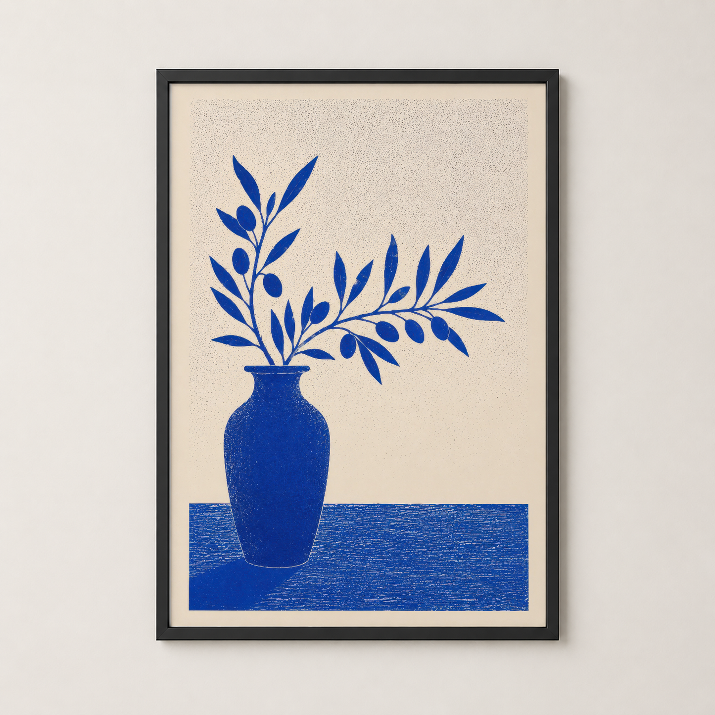 Siyah çerçeveli tabloda, mavi vazo ve dal deseni modern ve şık bir görünüm sunar.