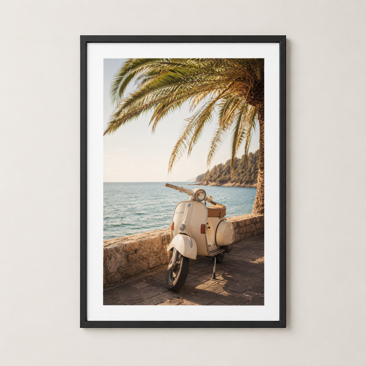 Klasik siyah çerçeveli poster, vintage scooter ve turkuaz deniz manzarası tasarımı