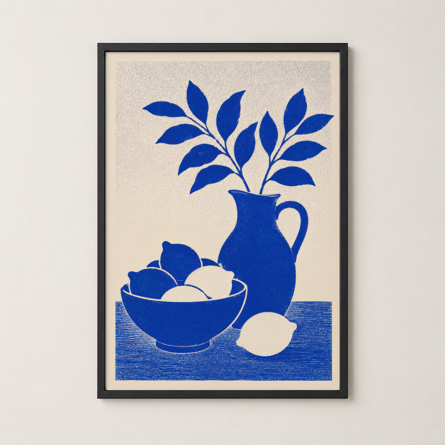 Siyah çerçeveli, kobalt mavi botanik desenli modern duvar tablosu.