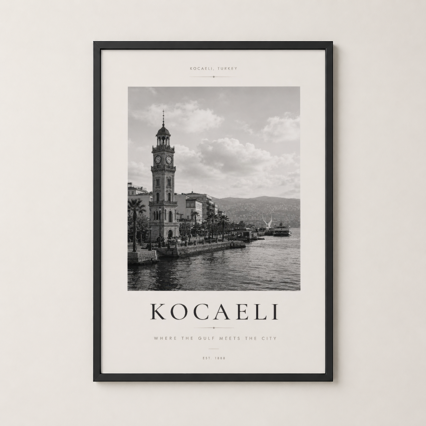Kocaeli kent tablosu, şık siyah çerçevede, nötr duvar dekorasyonu için ideal.