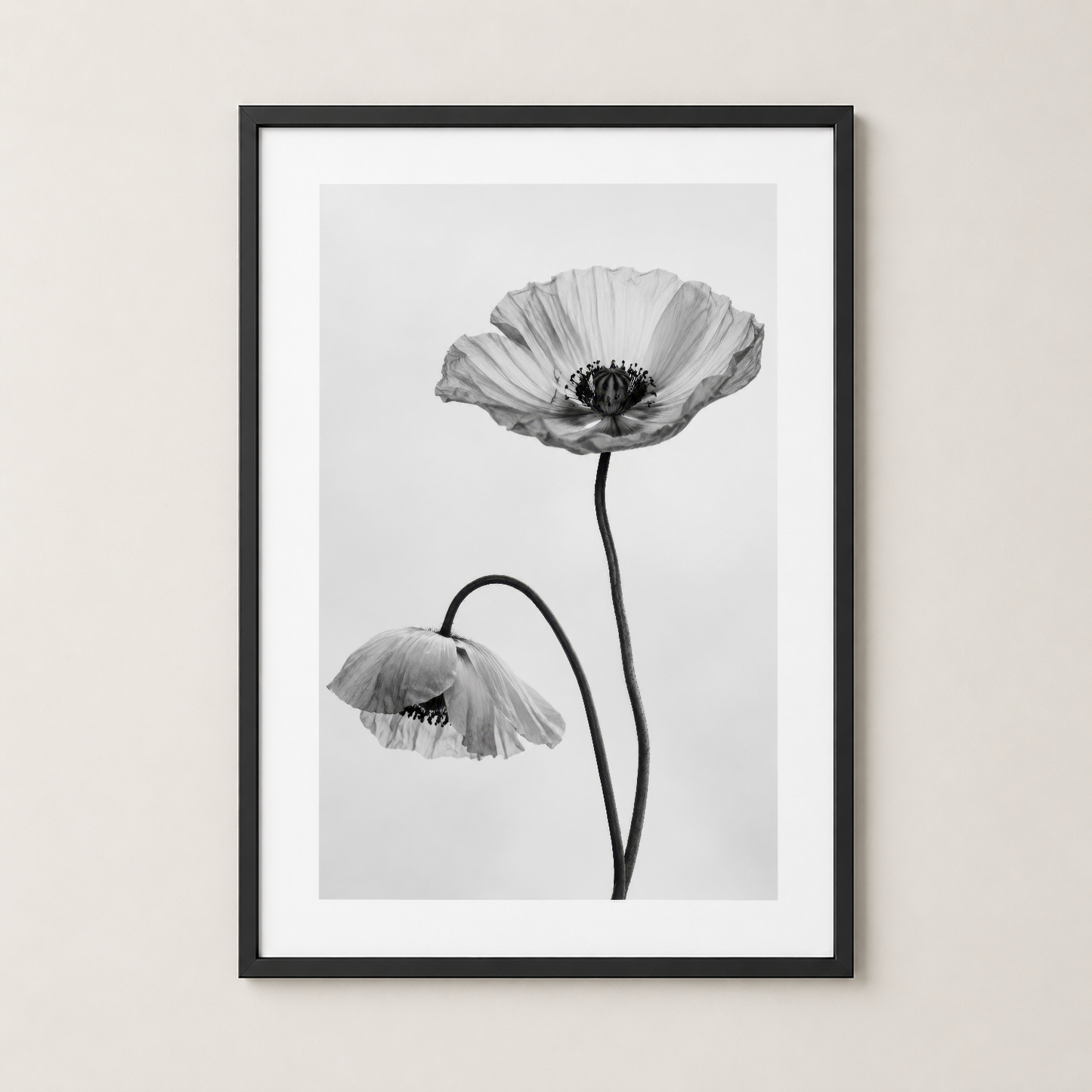 Çiçek posteri siyah çerçevede, oturma odasının duvarında asılı modern dekorasyon.