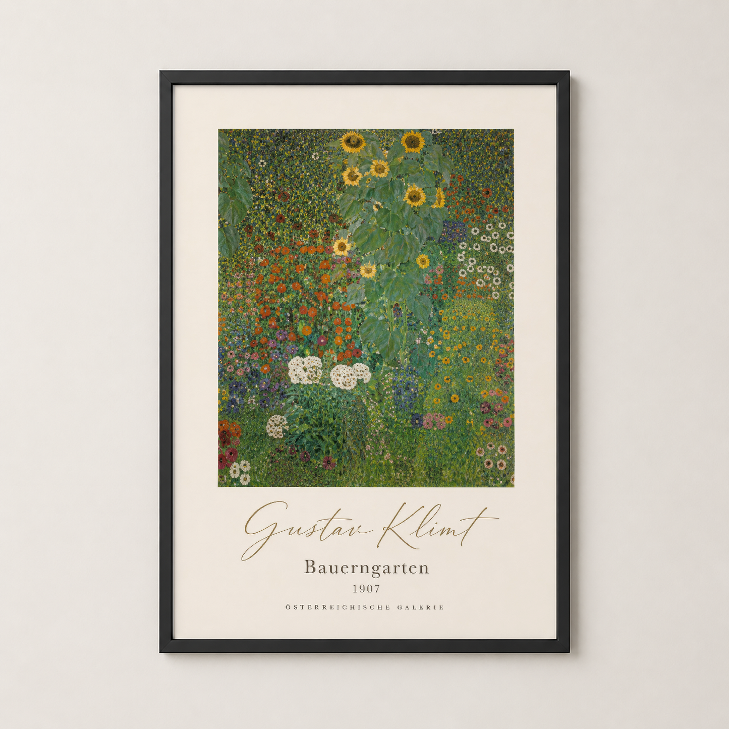 Klimt'in bahçe sanatı eseri, siyah çerçeve içinde modern oturma alanına zarafet katan duvar tablosu.