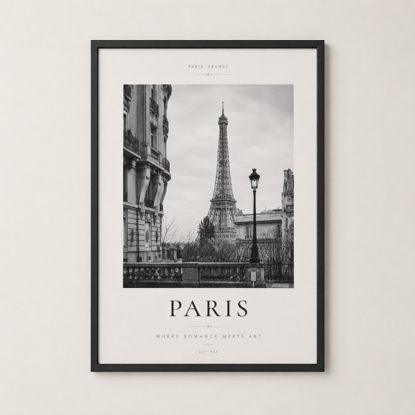Paris temalı siyah beyaz poster, şık siyah çerçevede duvar sanatı olarak sergilenmek için hazır.