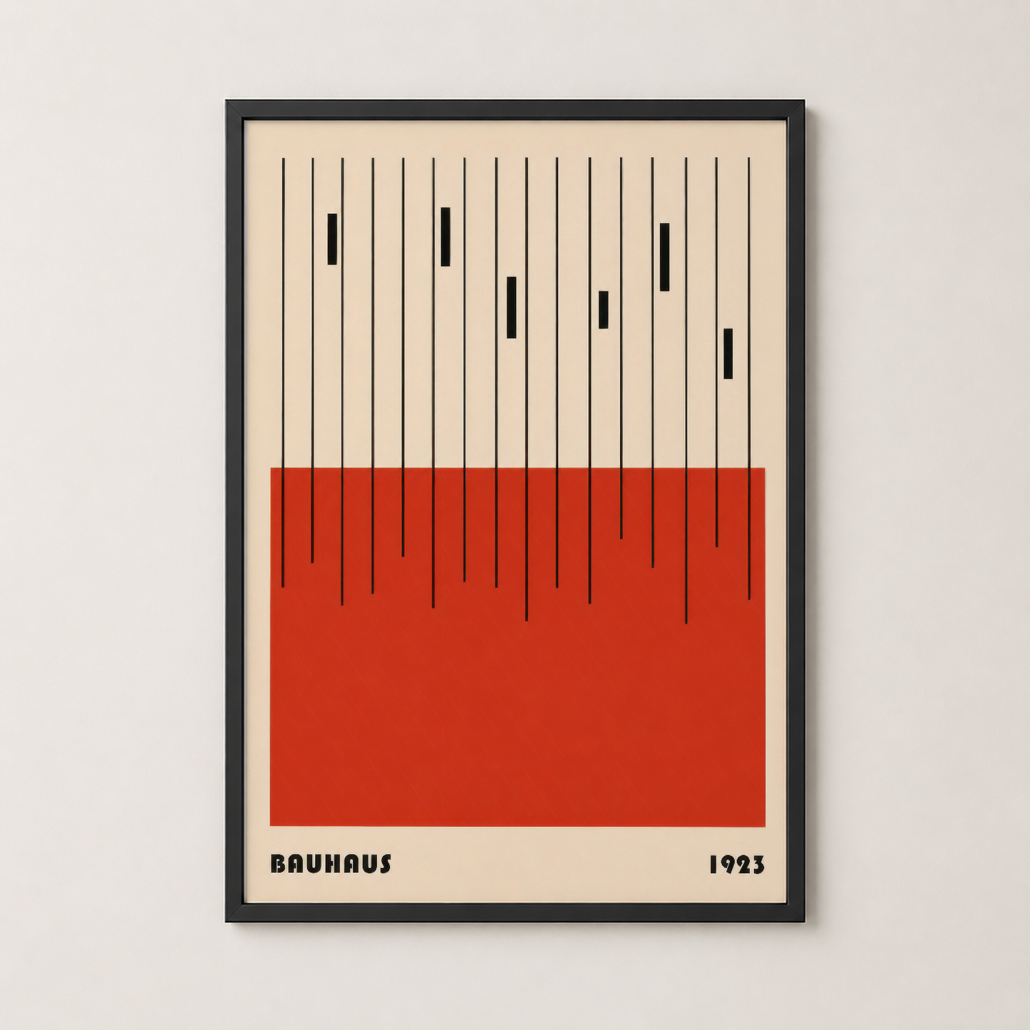 Siyah çerçeveli Bauhaus posterinin çerçeveli versiyonu, modern iç mekanda sofistike bir görünüm sunan.