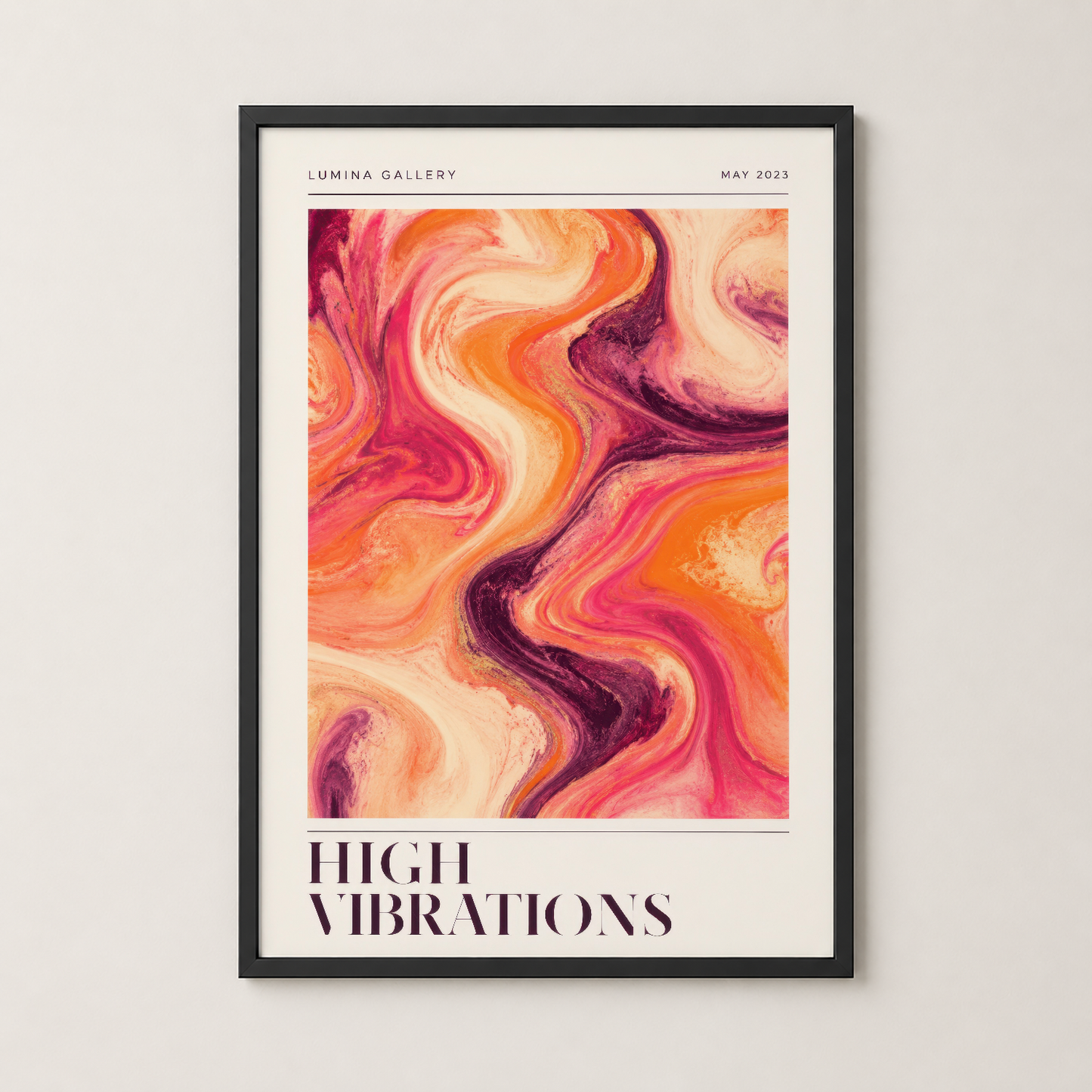 High Vibrations posteri, şık siyah çerçevede, renkli soyut desen ve modern galeri tarzında.