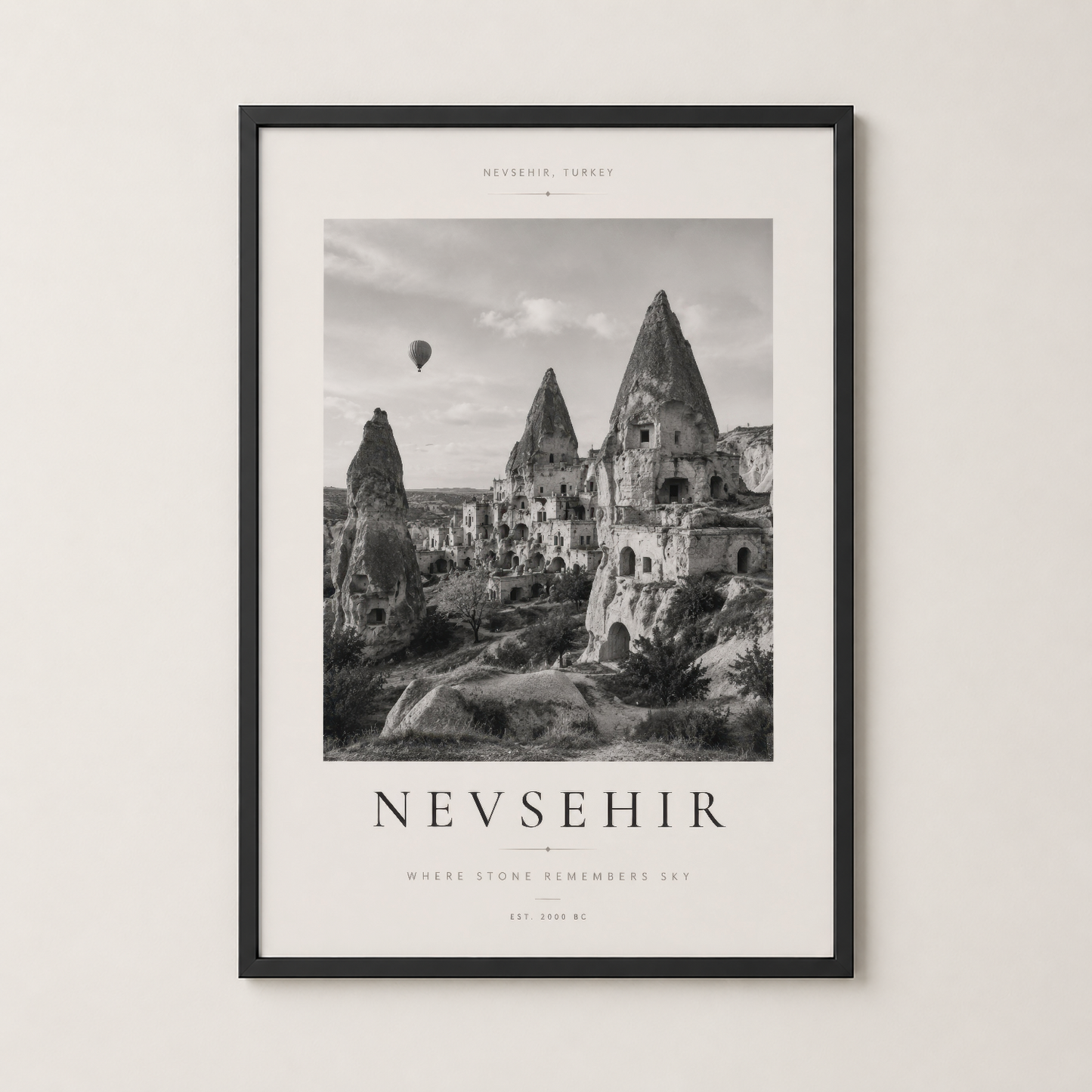 Nevsehir tablosu siyah çerçevede, taş yapılar ve gökyüzü temalı minimalist dekorasyon