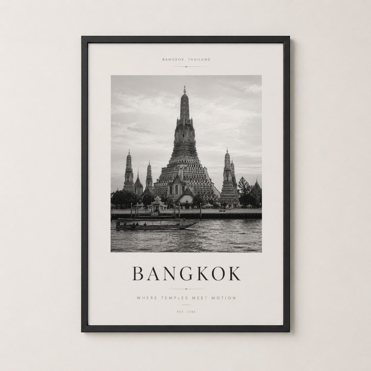Siyah çerçeveli Bangkok posteri, Wat Arun'un ikonik görüntüsü ve şık tasarımıyla oda dekorasyonuna zarafet katıyor.