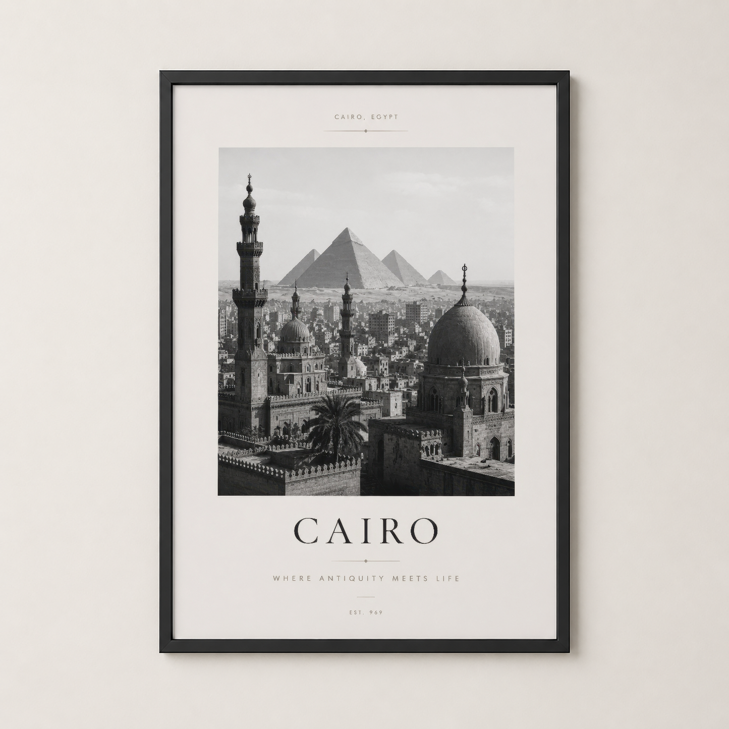 Kahire duvar tablosu siyah çerçevede, antik şehrin minareleri ve piramitleri ile nostaljik sanatsal görünüm.