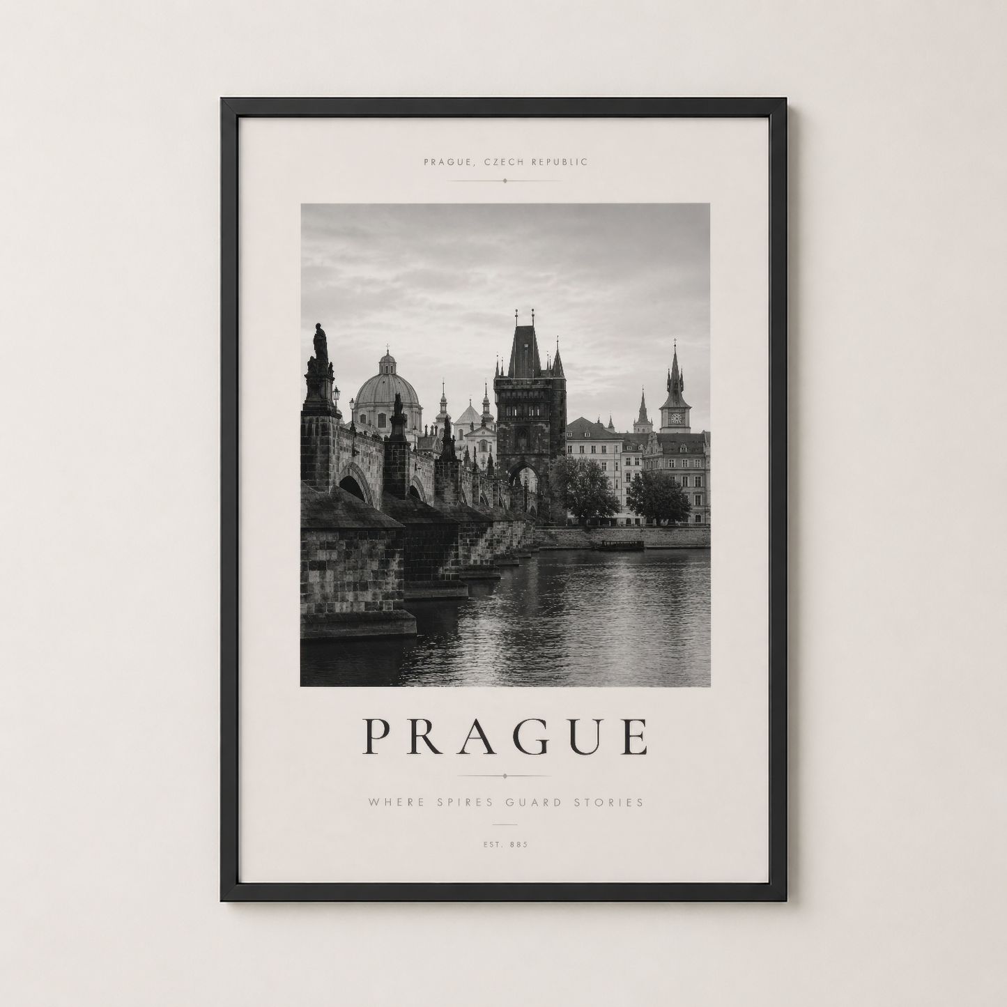 Siyah çerçeveli Prag posteri, gotik kuleleri ve Vltava nehri manzarası ile şık duvar dekorasyonu.