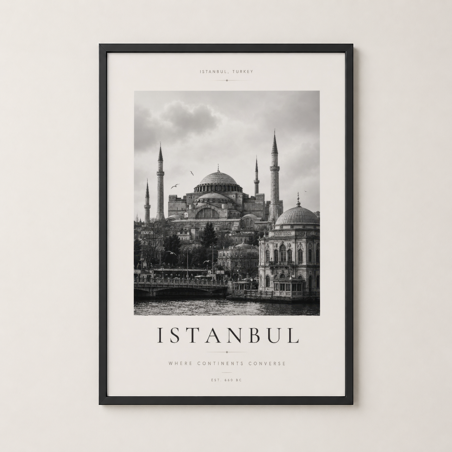 İstanbul manzarası posterinin siyah çerçeveli versiyonu, modern bir duvar dekorasyonuna sofistike bir dokunuş katıyor.