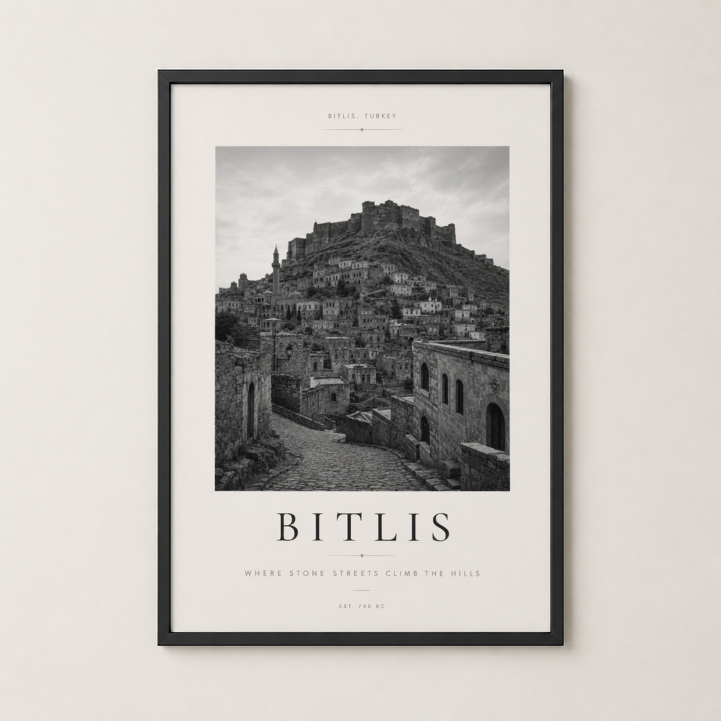 Bitlis duvar tablosu siyah çerçevede, Türkiye'nin tarihi mimarisini ve dağ üstü şehir güzelliğini yansıtan.