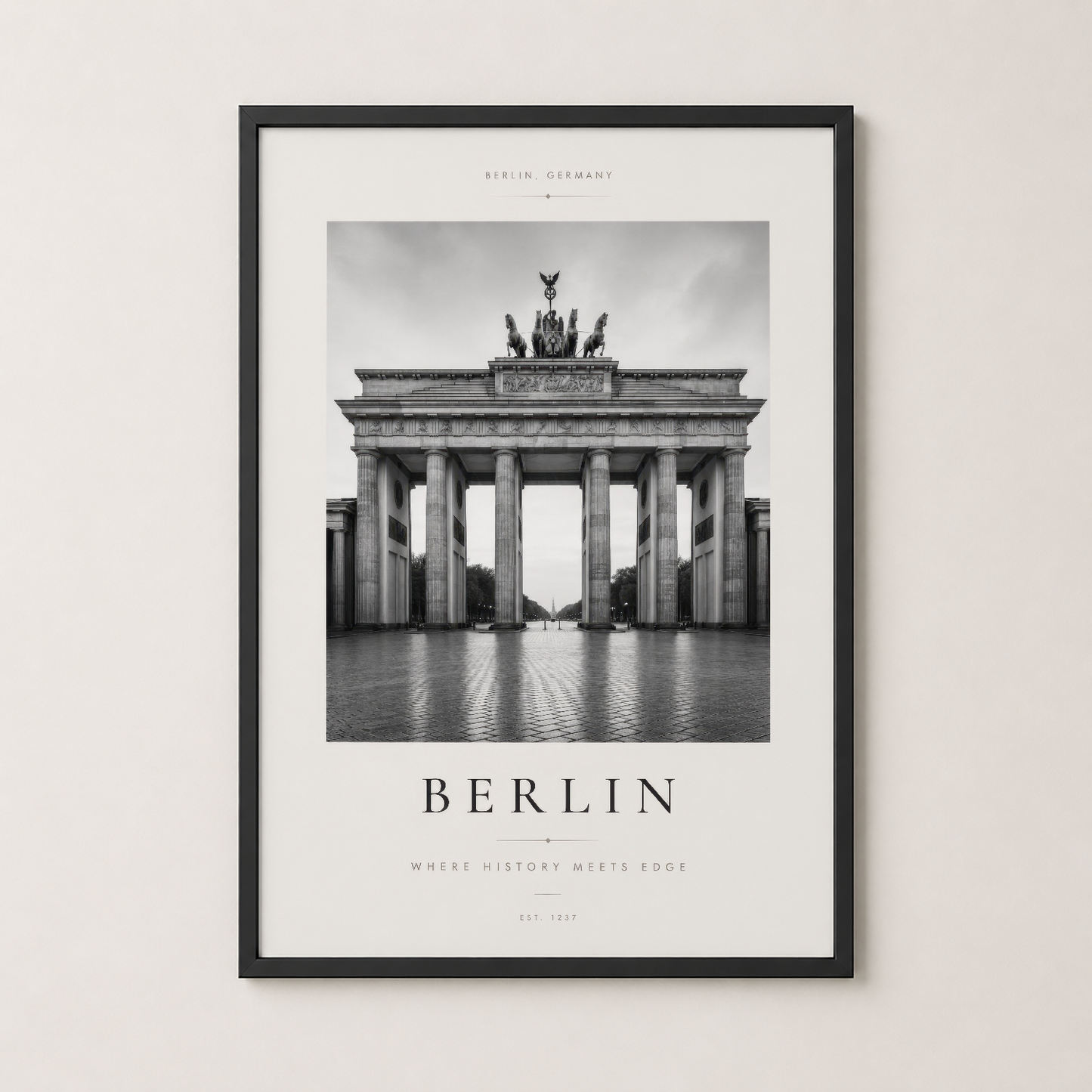 Berlin posterinin siyah çerçeveli versiyonu, kontrast ve zarafeti ile contemporary dekorasyon için ideal.
