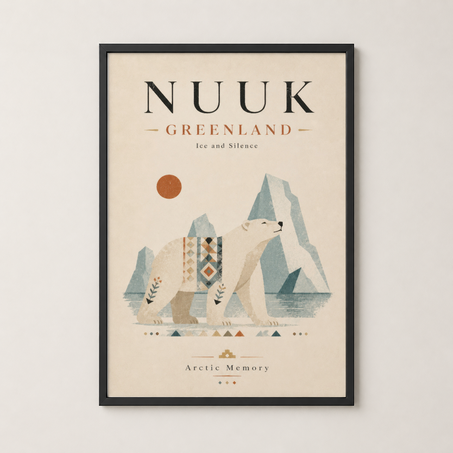 Siyah çerçeveli Nuuk Grönland tablosu, kutup ayısı ve Arctic Memory yazısı ile modern iç mekanında asılı.