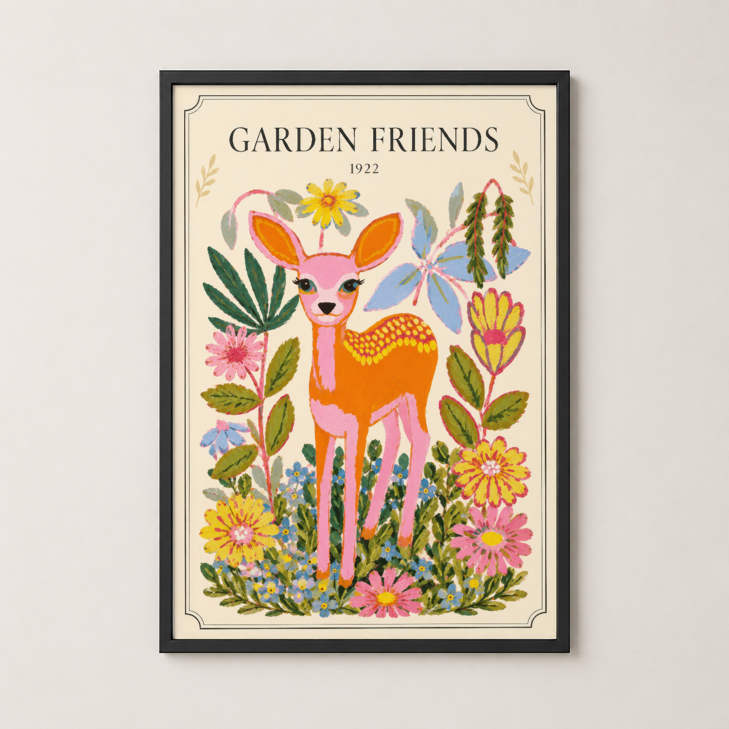 Garden Friends tablosu siyah çerçevede, canlı çiçek bahçesi içindeki zarif geyik karakteri modern oturma alanına uyum