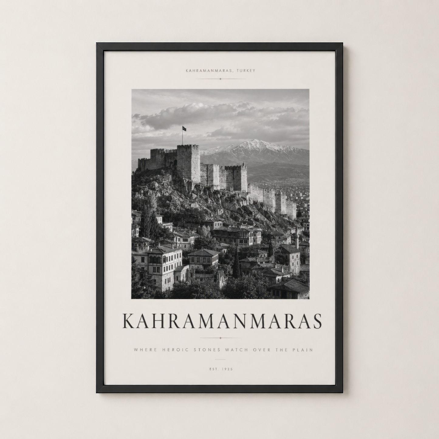 Kahramanmaraş tablosu siyah çerçevede, modern dekorasyona zarafet katan monokrom manzara sahnesi.