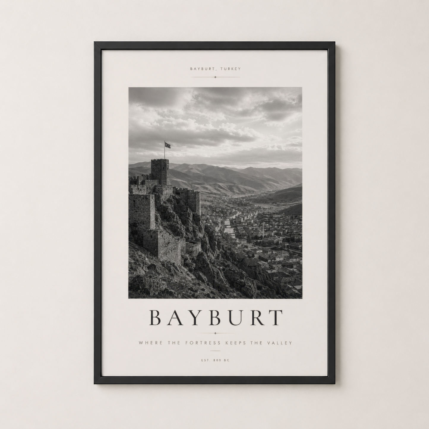Bayburt kalesi posterinin siyah çerçeveli versiyonu, modern dekorasyona uygun.
