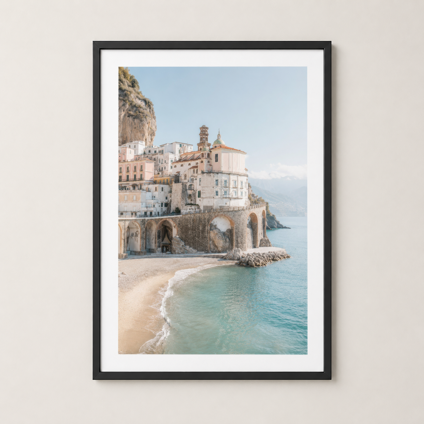 Amalfi sahilinin ikonik kesimine siyah çerçevede monte edilmiş sanat tablosu, klasik dekorasyona uygun.