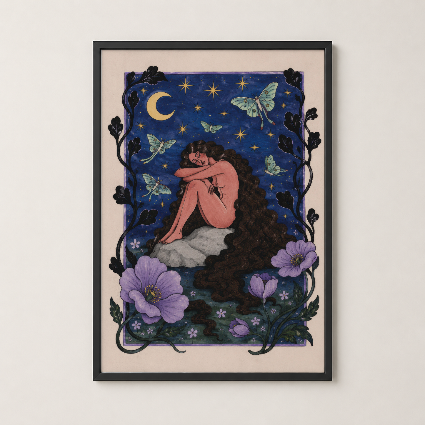 Ay ışığında kıvrılan figür, mavi yıldızlı gökyüzü ve mor çiçeklerle çerçevelenmiş ruhani poster siyah çerçevede.