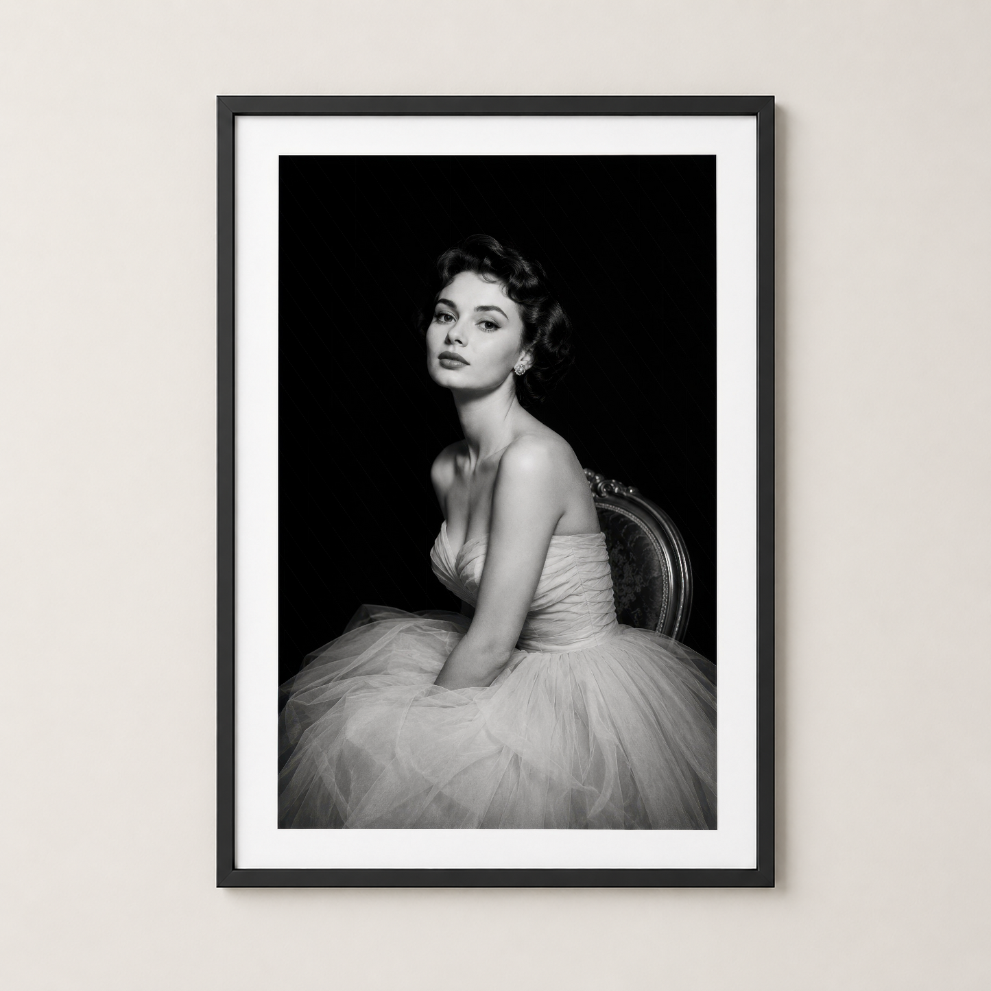 Siyah çerçeveli duvar tablosu, retro portre sanatı, tulle elbise ve dramatik aydınlatma