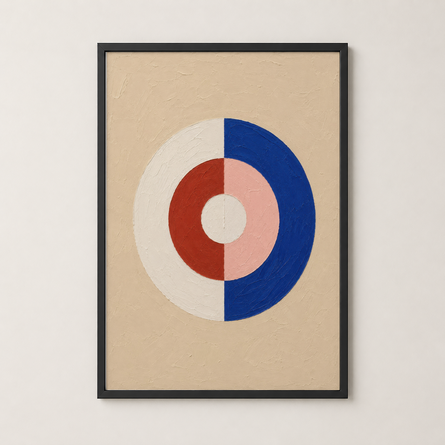 Siyah çerçeveli modern poster, iç içe daireler motifiyle minimalist sanat; oturma odası dekorasyonuna uygun tasarım.