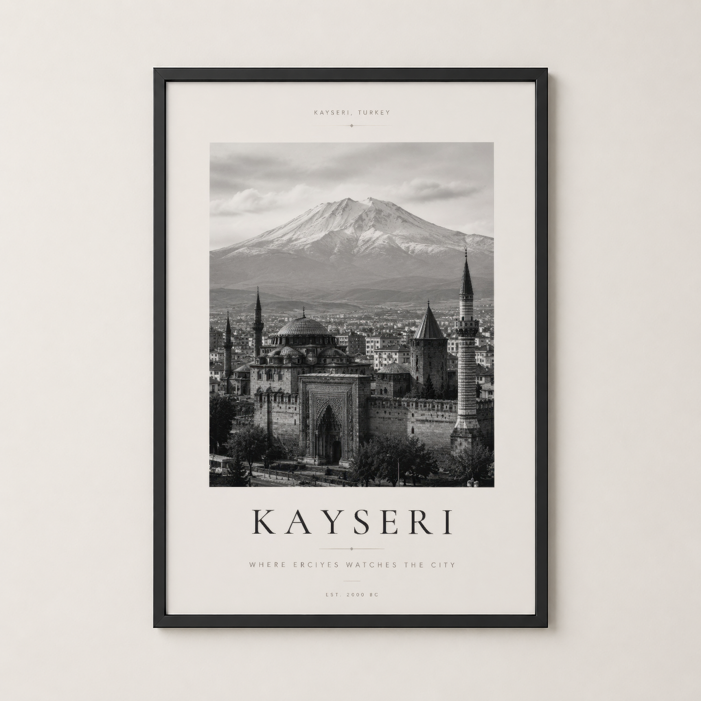 Siyah çerçeveli Kayseri tablosu, tarihi camiler ve dağ manzarası içeren minimalist sanat baskısı.