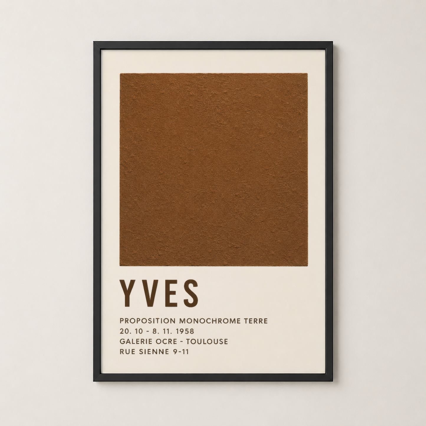Siyah çerçeveli Yves Klein posteri, beyaz paspas ve toprak renginde soyut kare tasarımıyla modern iç mekanlar için.