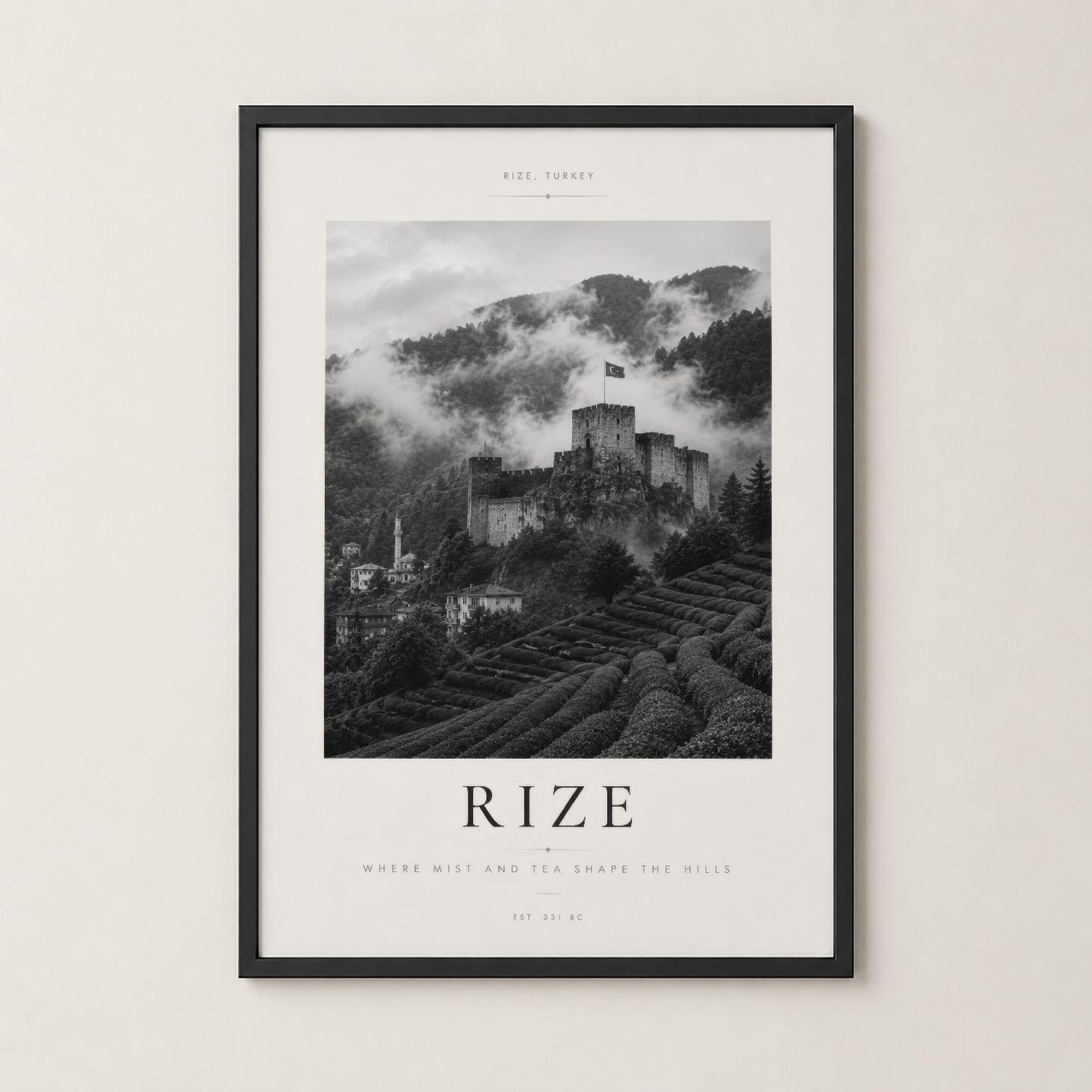 Rize şehrini konu alan siyah çerçeveli duvar tablosu, mist ve doğa temasıyla dekoratif bir pano.