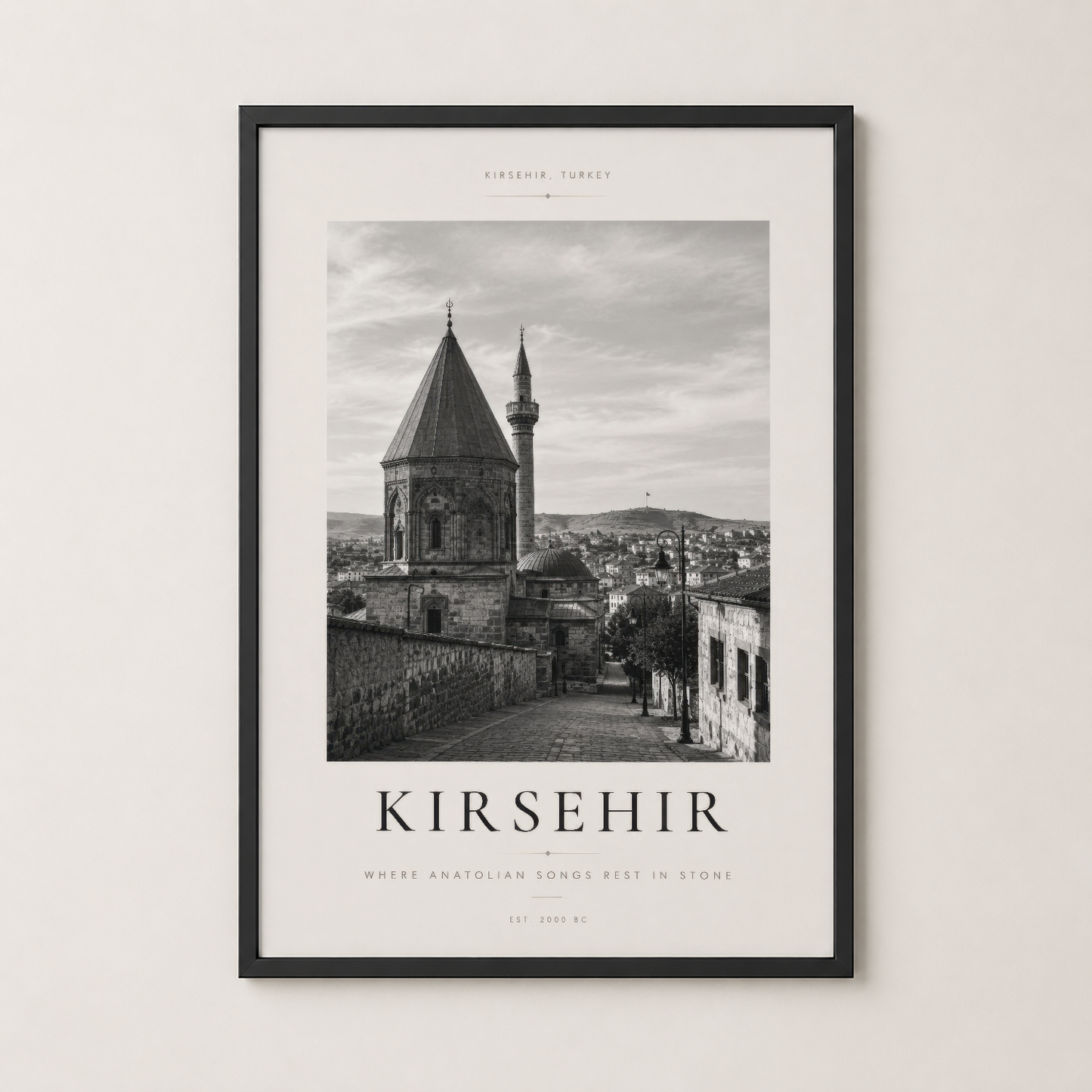 Kişehir siyah çerçeveli duvar tablosu, masif çatısı ve tarihi dokusuyla Anadolu'nun mimarî zenginliğini yansıtır.