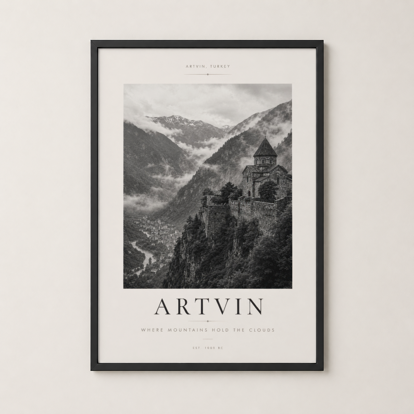 Artvin Kalesi posteri siyah çerçevede, dağ manzarası ve tarihi mimarinin etkileyici siyah-beyaz görüntüsü.