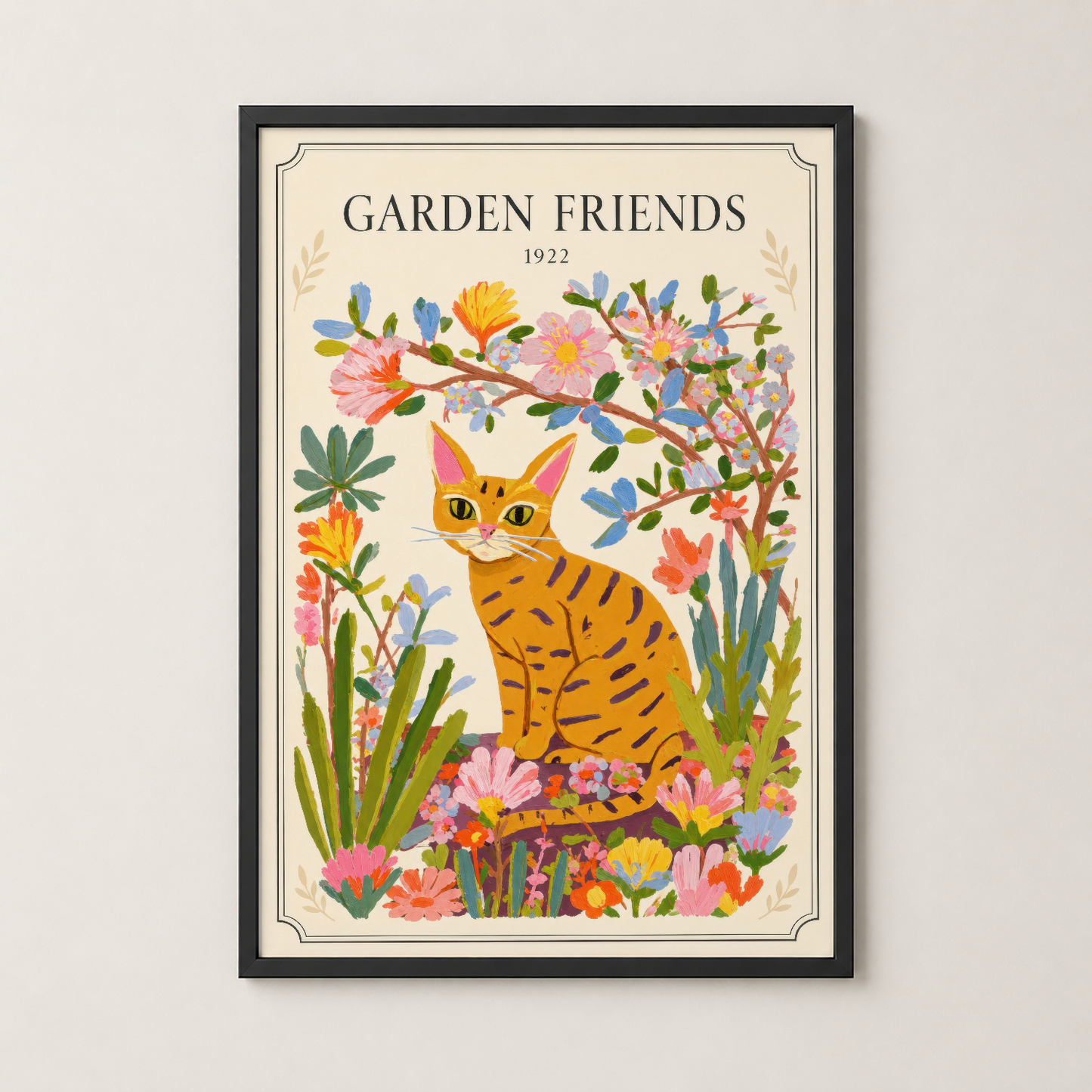 Garden Friends posteri siyah çerçevede, çiçek bahçesinin ortasında tatlı kedinin yer aldığı klasik tasarım.