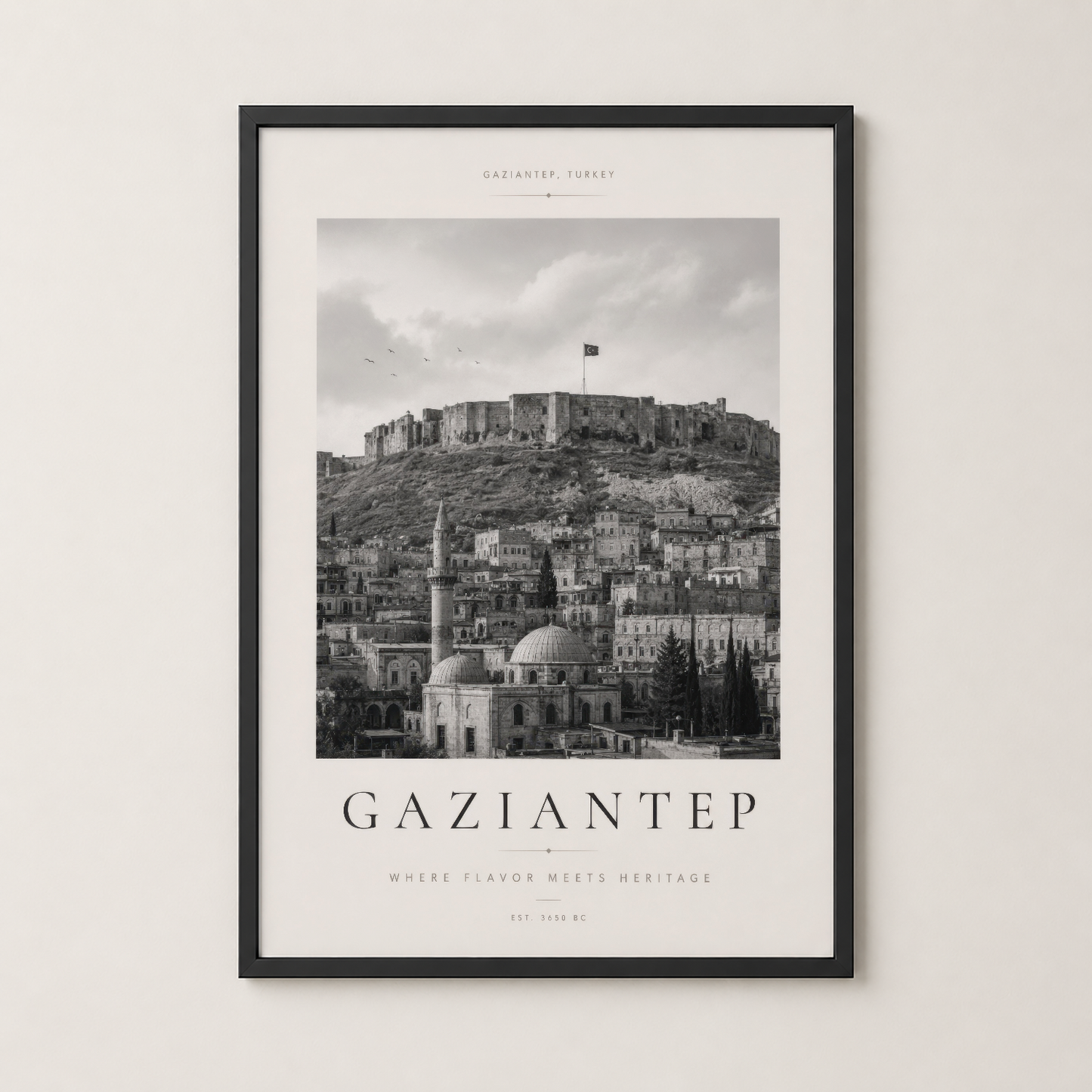 Gaziantep şehir manzarası posteri, siyah çerçeveli duvar tablosu, modern iç mekanında.
