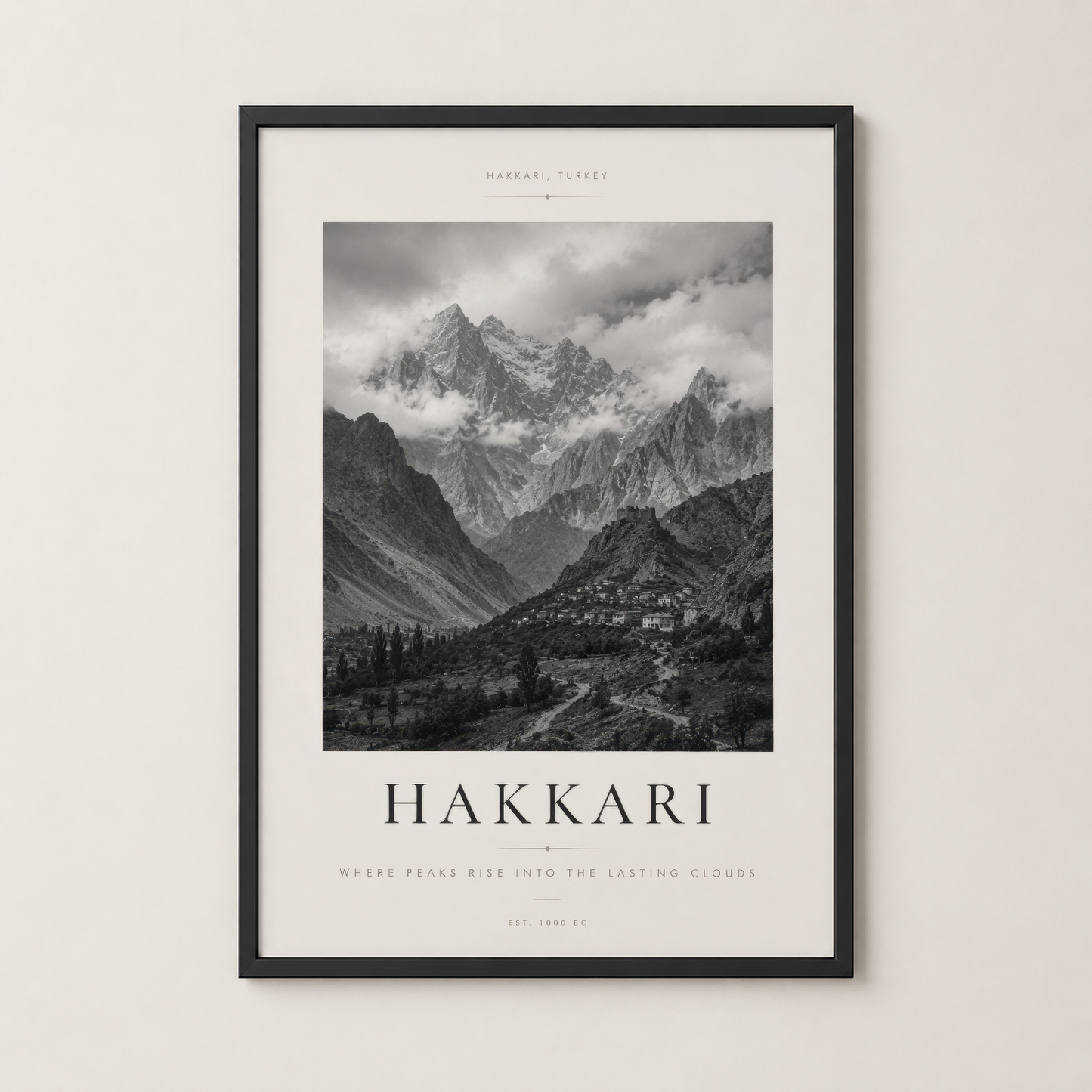 Hakkari mountain poster siyah çerçevede, dramatik dağ silüetleri ve bulutlu gökyüzü ile minimalist tasarım.
