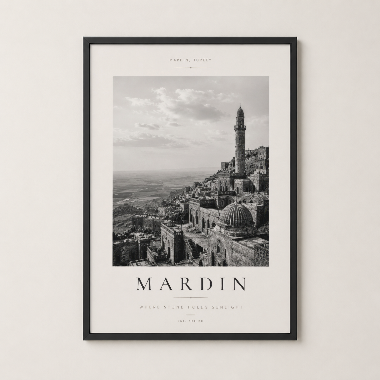 Mardin manzarası siyah çerçeveli tabloda, klasik dekoratif stil ve nötr iç mekan estetik.