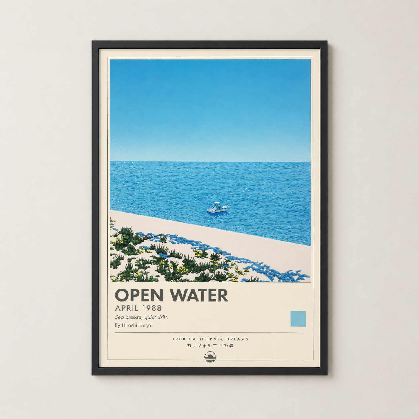 Siyah çerçeveli, deniz manzaralı sanat posteri, temiz çizgiler ve ferah mavi tonlarıyla odayı canlı tutması.
