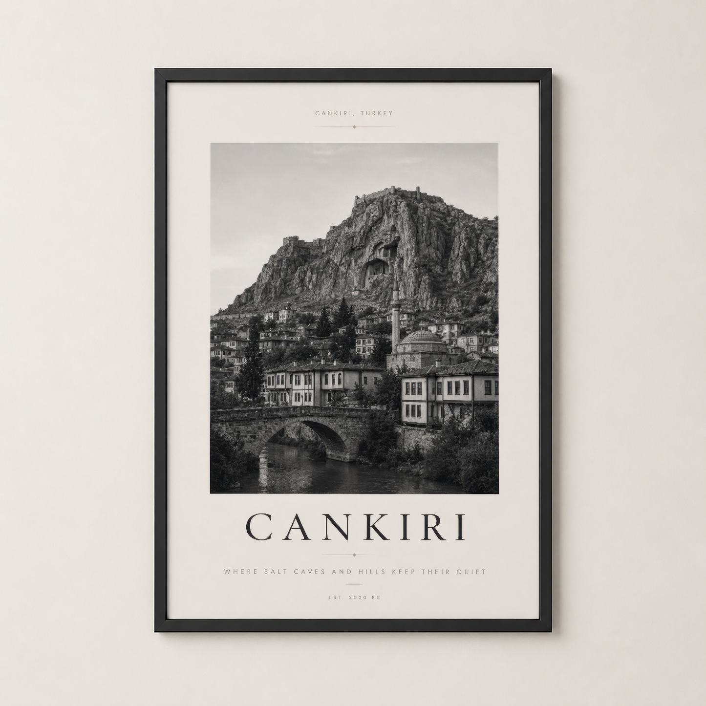 Siyah çerçeveli Çankırı tablosu, tuz mağaralarının sessiz güzelliğini yansıtan atmosferik siyah beyaz fotografya.