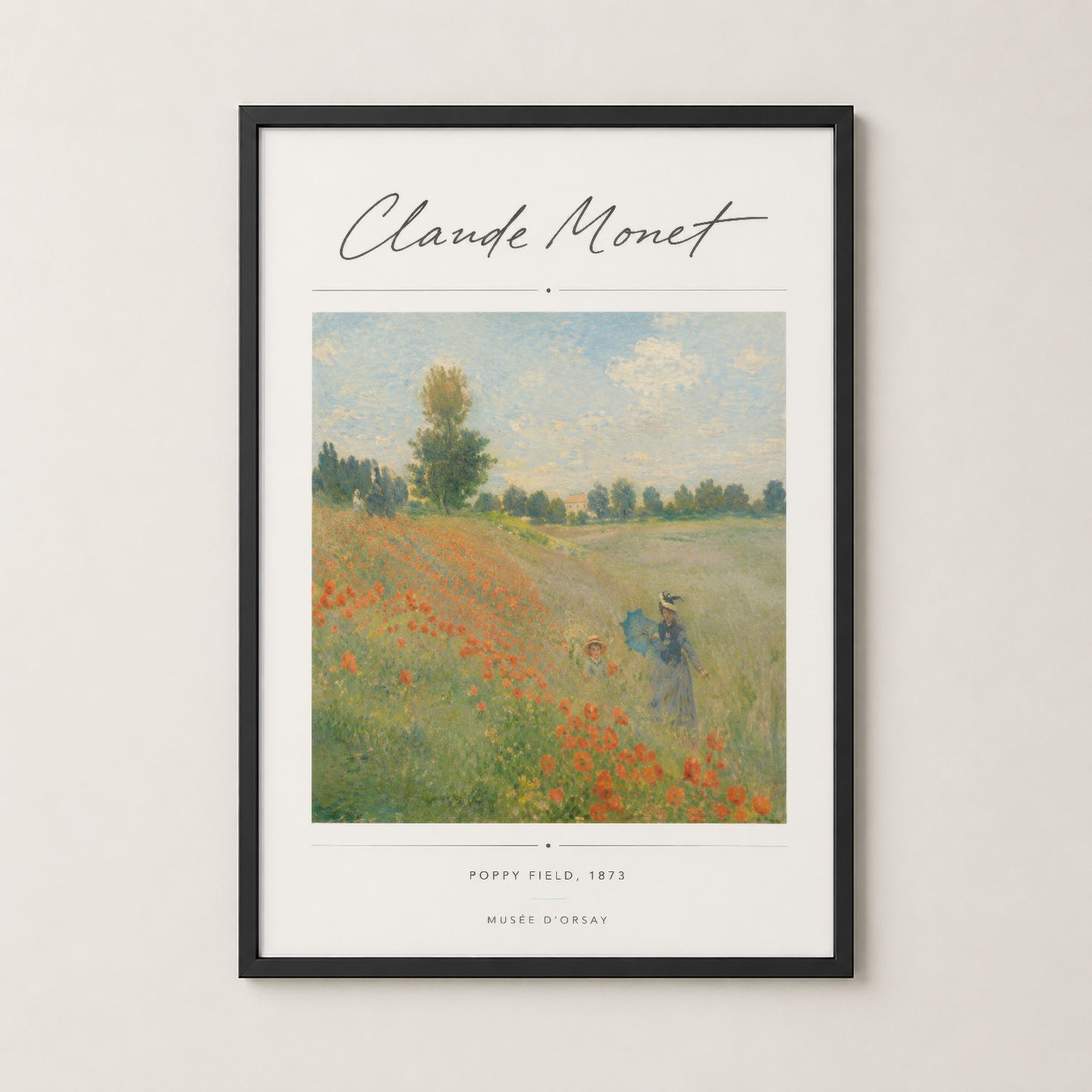 Monet Gelincik Tarlası posteri, siyah çerçevede asılı modern bir oturma alanında.