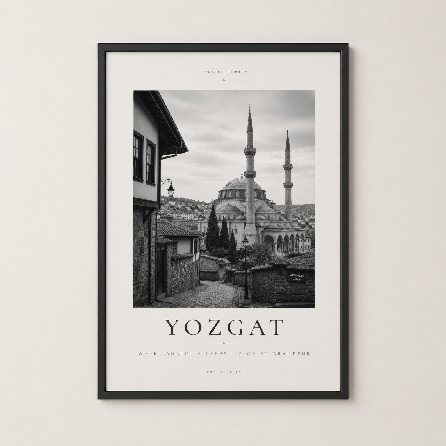 Siyah çerçevede Yozgat tablosu, modern iç mekanda duvar sanatı olarak sergilenen, Türk şehirlerinin mimari güzelliğini