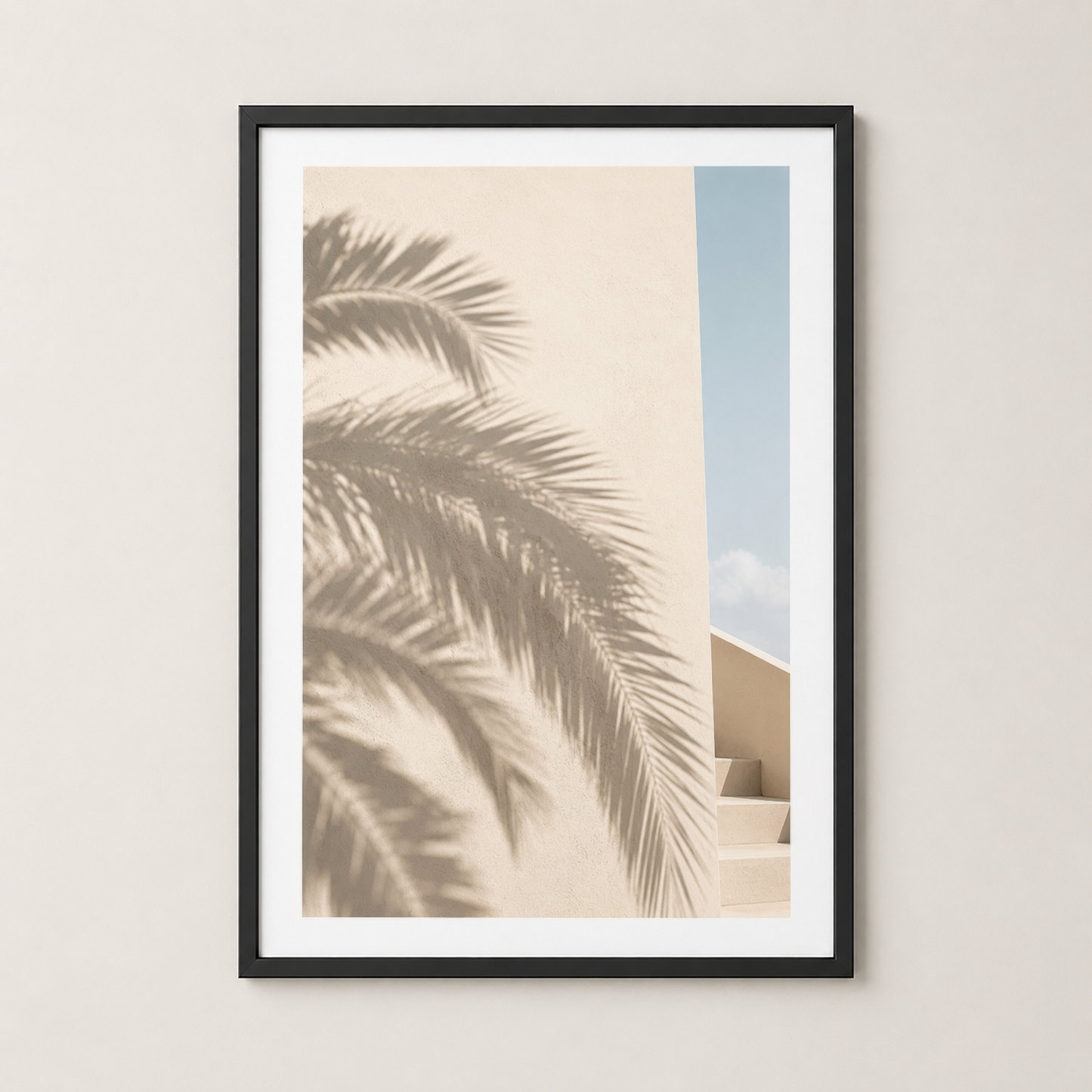 Siyah çerçeveli poster, tropikal palm motifinin yumuşak gölgeleri ve geometrik mimarinin uyumlu tasarımı.