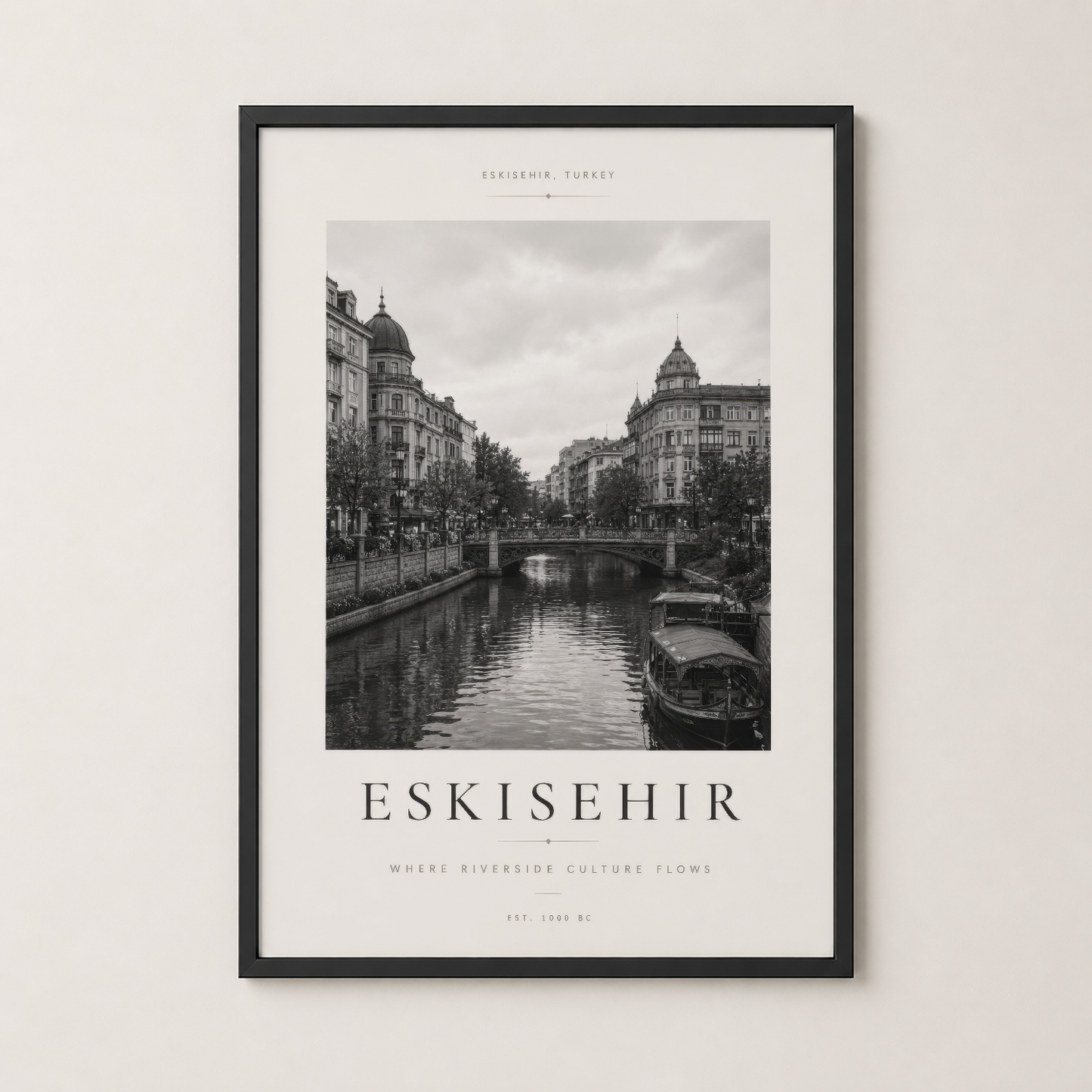 Eskişehir nehir manzarası posterinin siyah çerçevede modern duvar dekorasyonu.