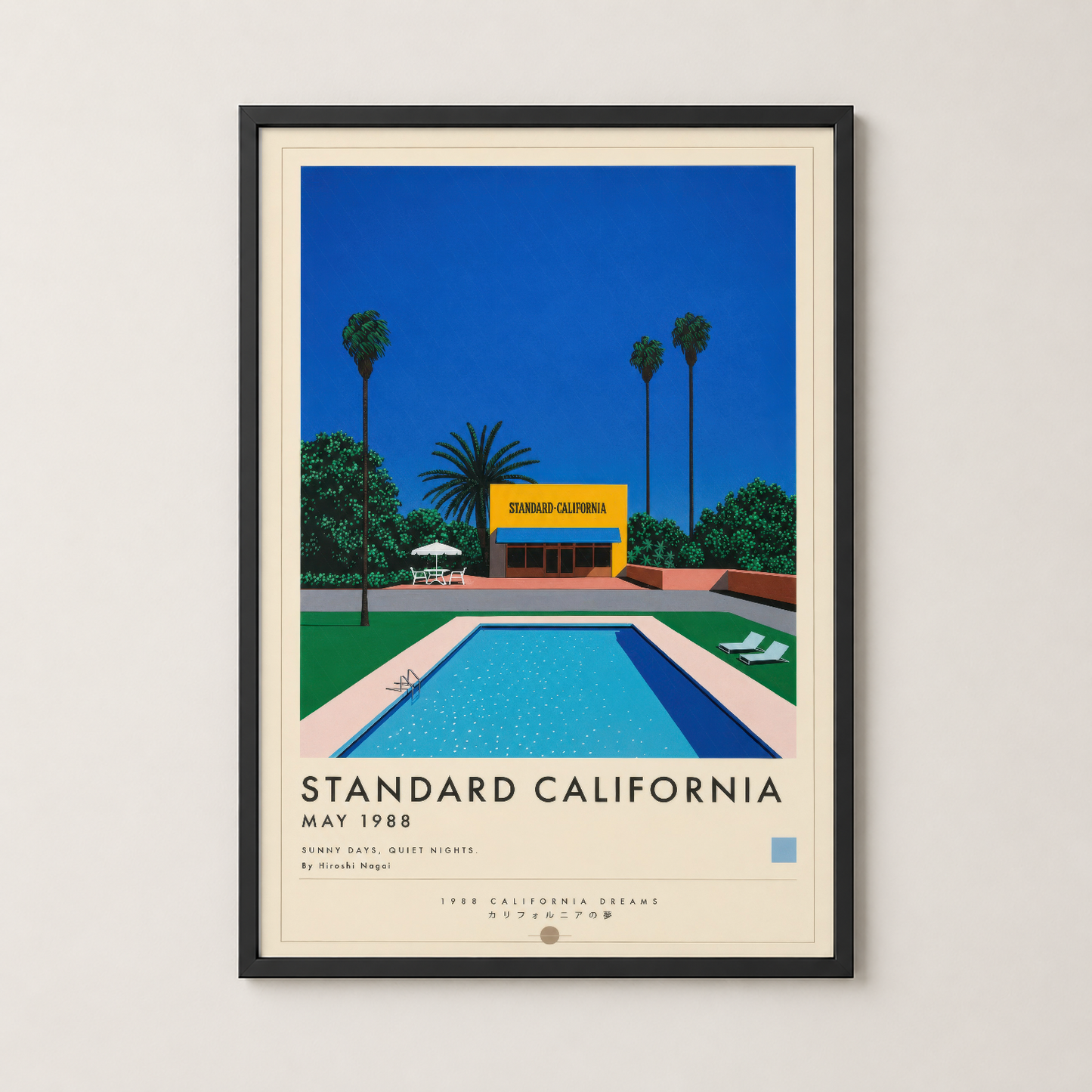 Standard California posteri siyah çerçevede, palm ağaçları ve turkuaz havuzun geometrik tasarımı ile modern iç mekan