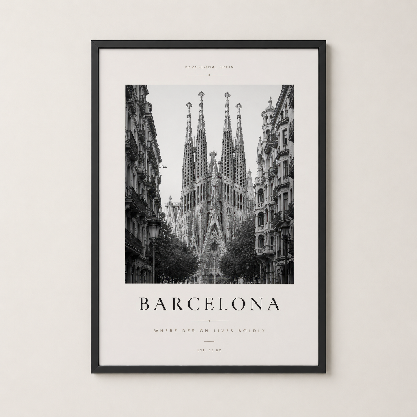 Siyah çerçeveli Barcelona posteri, modern iç mekanında Sagrada Familia'nın detaylı görüntüsünü sergileyerek şık bir