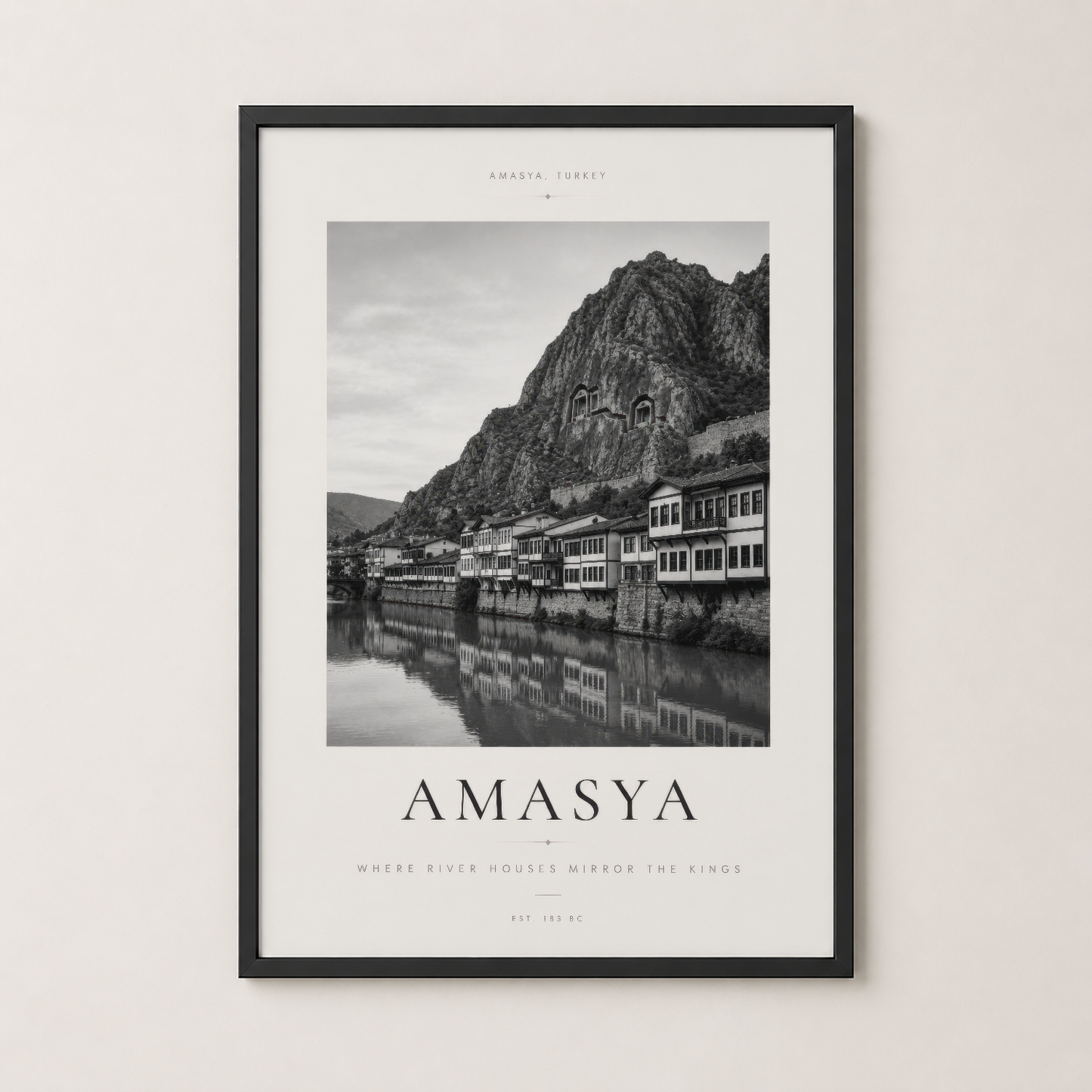 Amasya tablosu siyah çerçevede, Yeşilırmak'ın üzerindeki mimarisini hafif dokulu arka plana karşı sunar.
