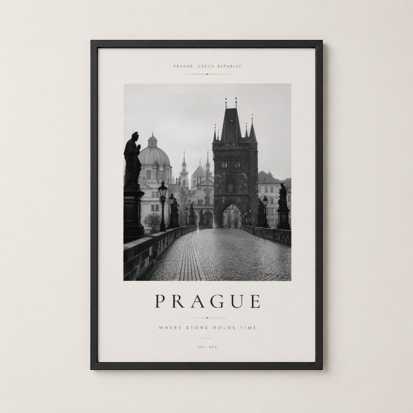 Siyah çerçeveli Prag posteri, Charles Köprüsü ve tarihi yapıların atmosferik siyah beyaz görüntüsü.