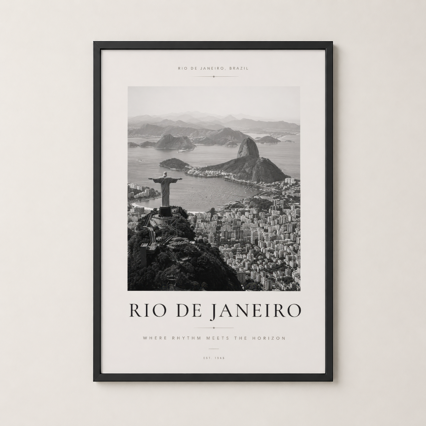 Siyah çerçeveli Rio de Janeiro tablosu, modern iç mekanda minimalist şıklık ve coğrafyacı hassasiyet sunar.