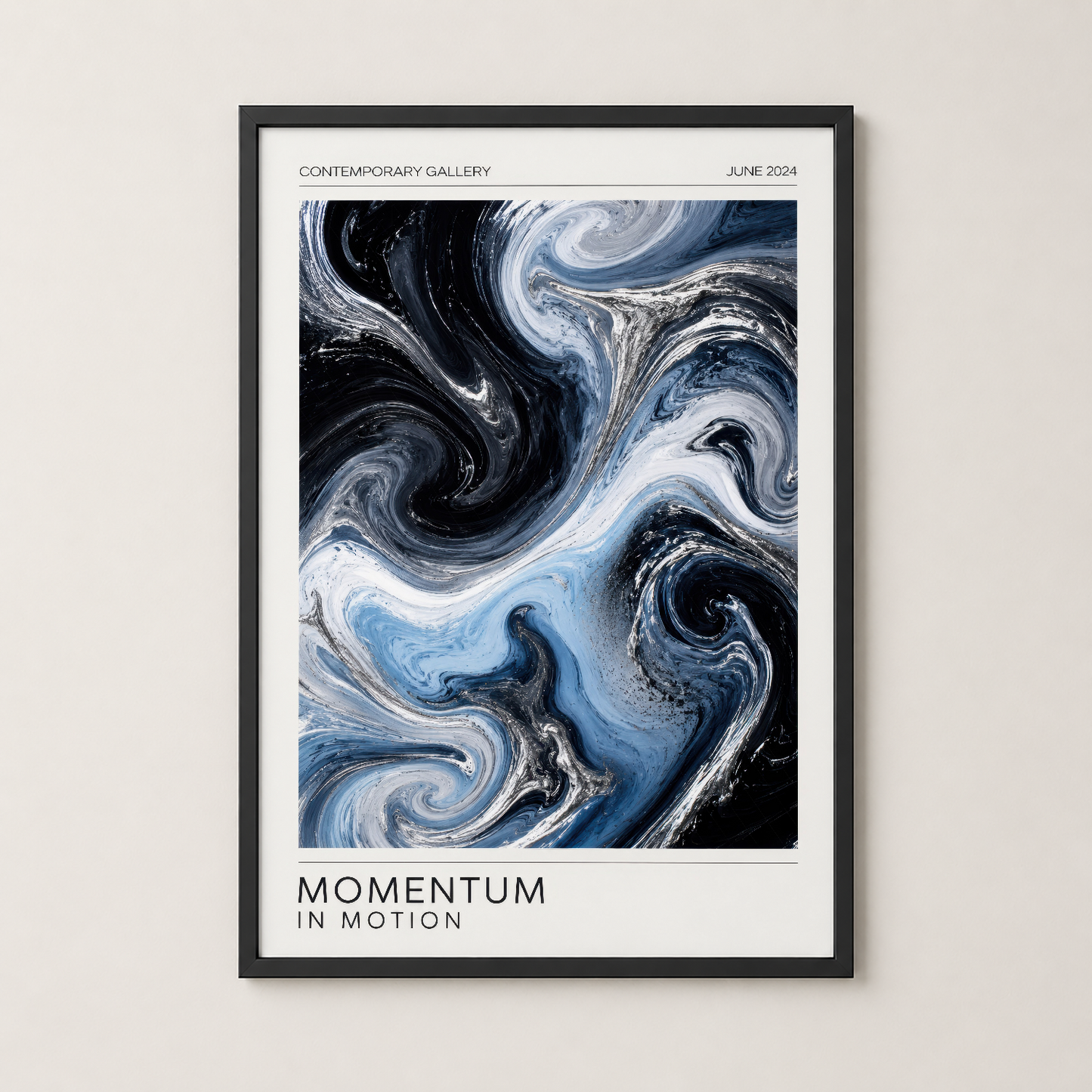 Akışkan siyah ve mavi desenli poster, mat siyah çerçevede modern galeri görünümü.