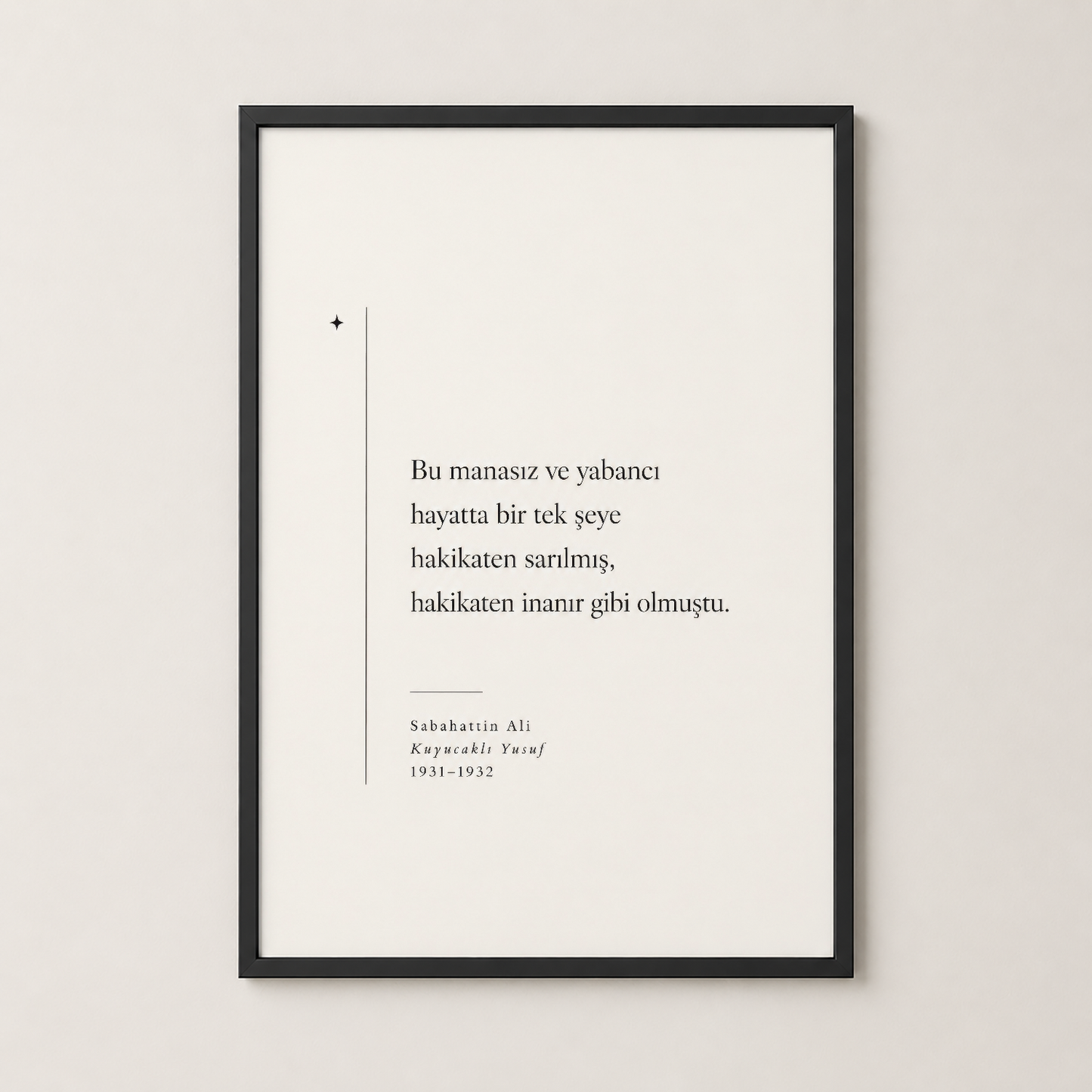 Sabahattin Ali alıntılı poster, siyah çerçevede, modern iç mekanda duvar sanatı olarak sergilenen şık tasarım.