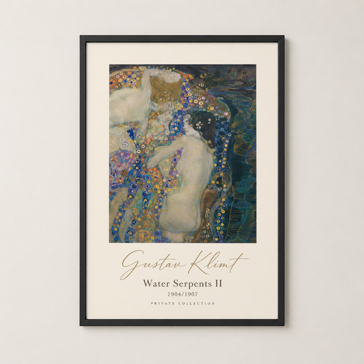 Siyah çerçevede, Klimt'in Water Serpents II posteri modern ve şık bir dekorasyon parçası olarak duvarı süslüyor.