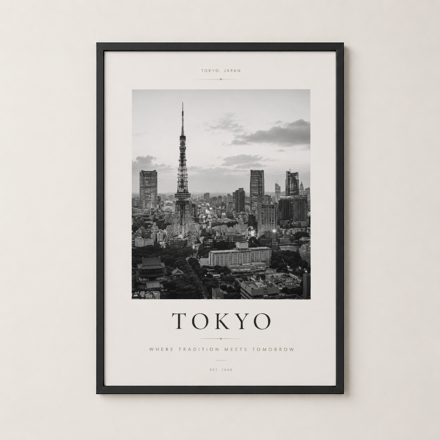 Tokyo şehrinin manzarasını siyah-beyaz fotoğrafla sunan poster, siyah çerçevede sergilenmektedir.