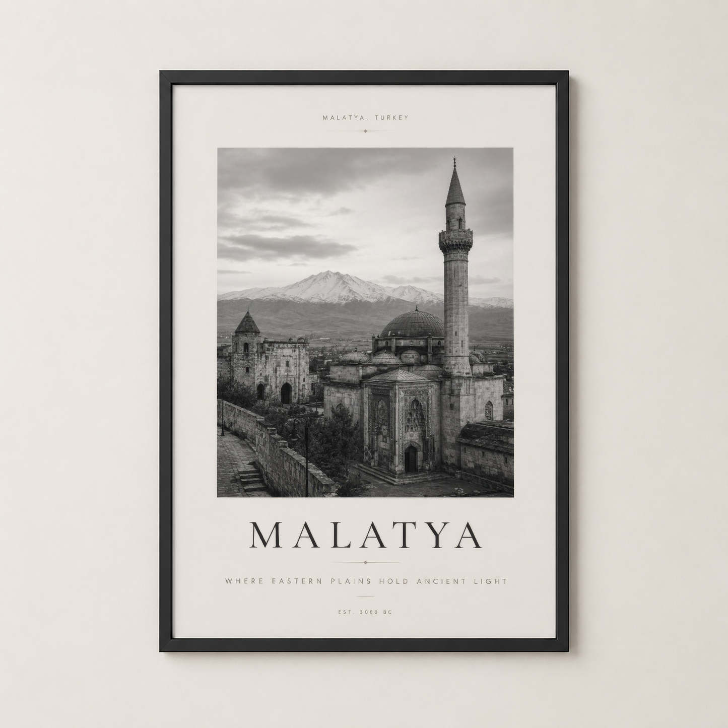 Malatya tablosu siyah çerçevede, minare ve dağ manzarasının zarif, klasik sanat sunumu.