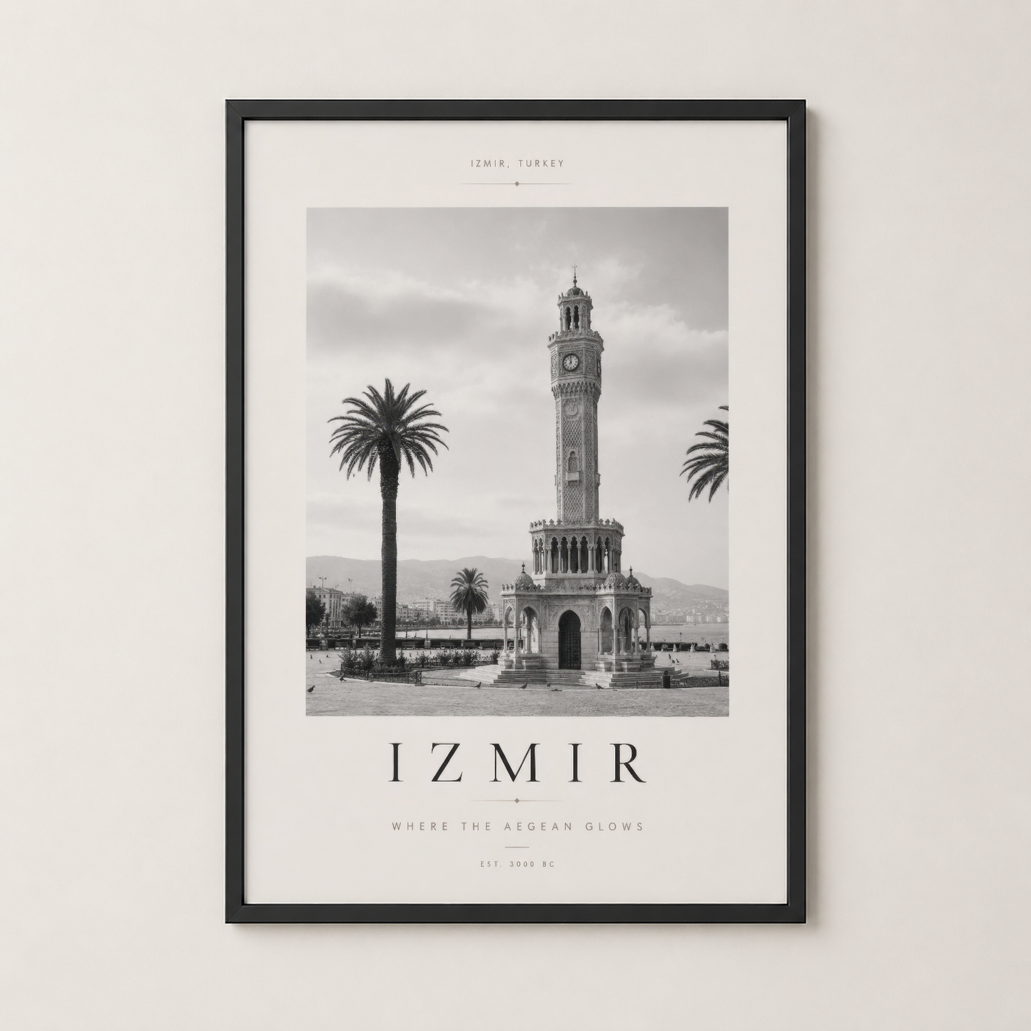 İzmir Saatkulesi tablosu siyah çerçevede, klasik siyah beyaz fotoğraf tarzında duvar dekorasyonu.